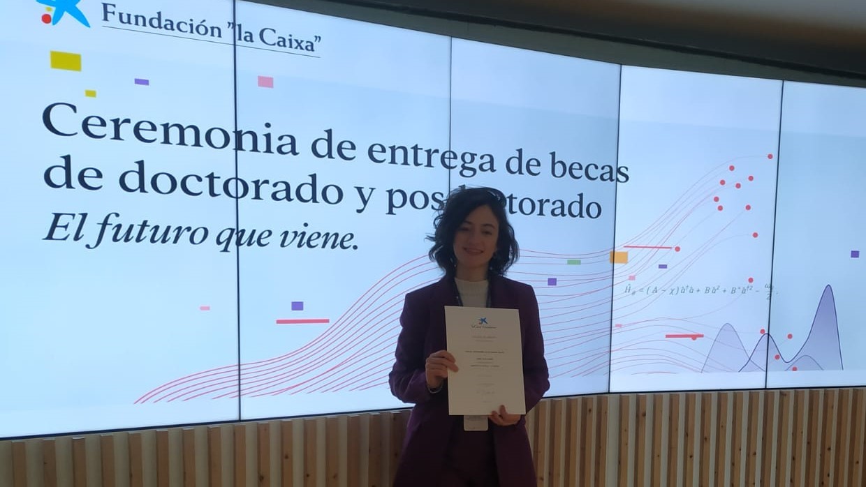 Anna Vilà rebent la beca de la Fundació La Caixa